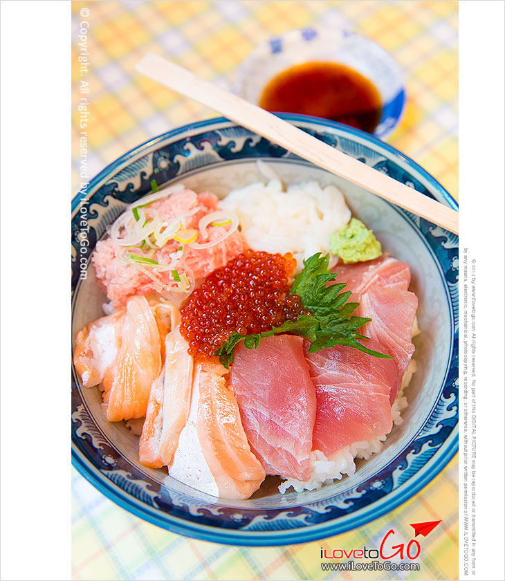 เที่ยวญี่ปุ่น โตเกียว ด้วยตัวเอง Japan Tokyo Trip เนื้อปลาแซลม่อน + ปลาทูน่า + ปลาหมึก ญี่ปุ่น ตลาด ameyoko อาเมโยโกะ