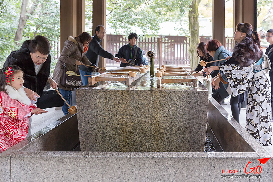 temizuya ศาลเจ้าเมจิ meiji jingu ศาลเจ้าเมจิ โตเกียว jingu bashi bridge สะพานจิงงู บาชิ คอสเพลย์ญี่ปุ่น cosplay แฟชั่นญี่ปุ่น แฟชั่นฮาราจูกุ ช้อปปิ้งทาเคชิตะ โดริ เครื่องสำอางค์ญี่ปุ่น  ชินจูกุ ฮาราจูกุ ชิบุย่า อูเอโนะ JR Yamonote Line เจอาร์ ยามาโนเตะ ไลน์ โอคาชิมาชิ สเตชั่น okachimachi station เที่ยวญี่ปุ่น โตเกียว ด้วยตัวเอง Japan Tokyo Trip Tokyo ออนเซ็น metro โตเกียวเมโทร ฮาราจูกุ ทาเคชิตะ โดริ แฟชั่นญี่ปุ่น ช้อปปิ้งฮาราจูกุ รีวิวฮาราจูกุ harajuku shopping harajuku takeshita dori daiso