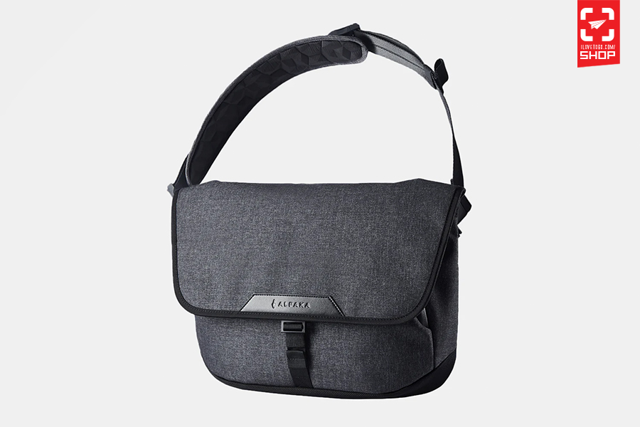 กระเป๋า Alpaka - Alpha Messenger สี Graphite Grey